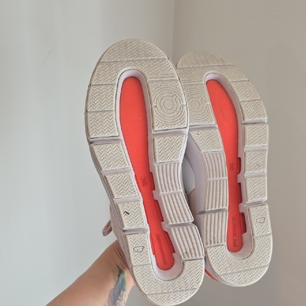On Running ON The Roger Clubhouse trainers in pink and white - Picture 6 of 8